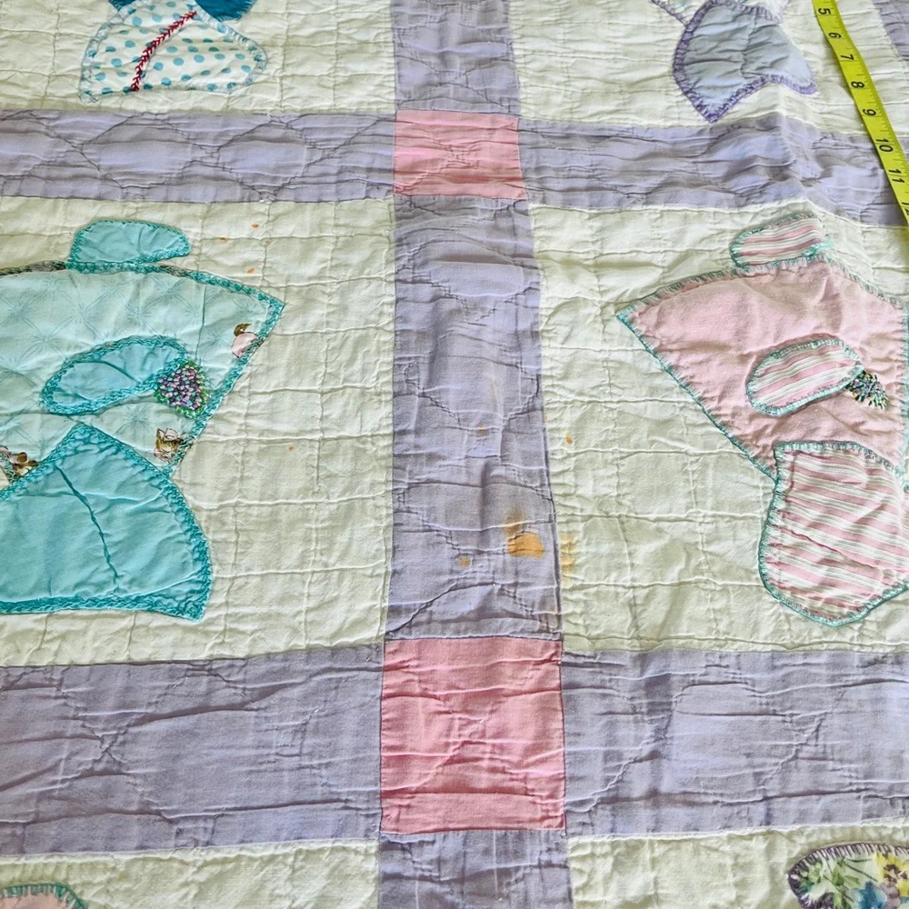 VINTAGE/ANTIQUE Handmade Quilt SUNBONNET SUE Pastel Hues Cotton Cottage Shabby